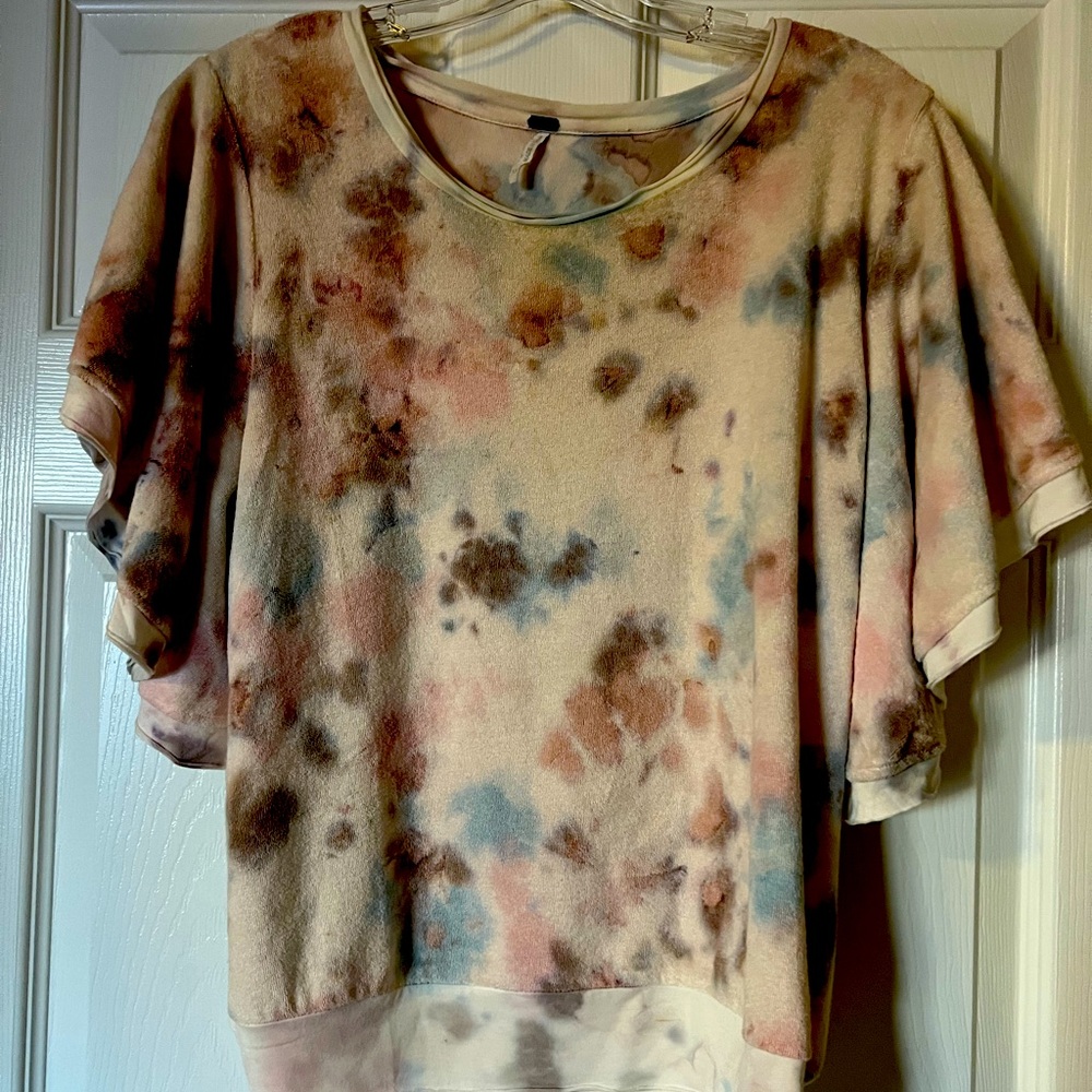 Super cute Free People top with flowy short sleeves